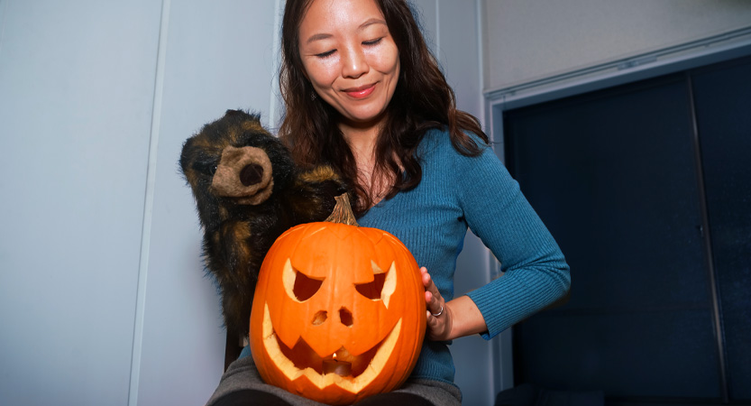 English Stripped Bare - B. Bearington & Naomi - Halloween in the U.S.A.