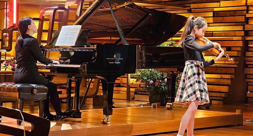 English Stripped Bare - B. Bearington & Naomi Culture & Music: Himari Yoshimura Violin Montreal Mini Violini